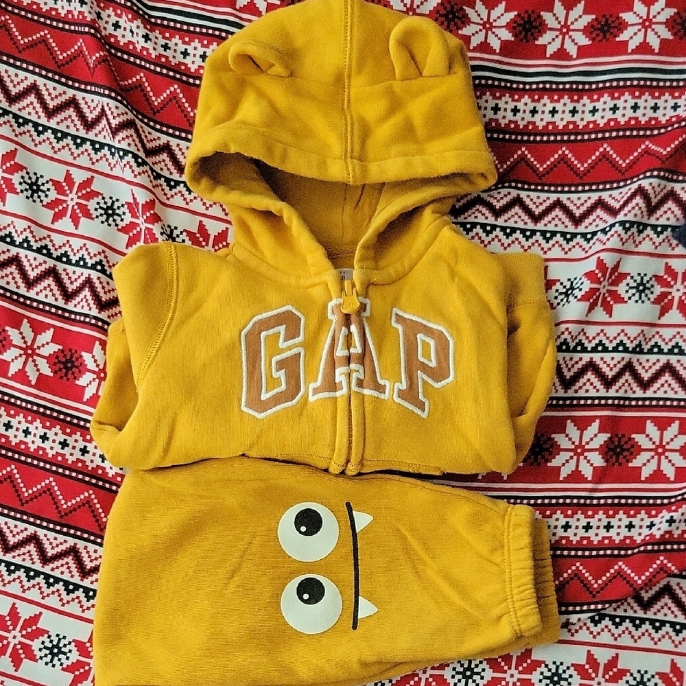 GAP Yellow Hoodie Sweatshirt Playful Design & Joggers